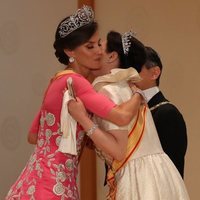 La Reina Letizia abraza a Masako de Japón en la cena de gala por la entronización de Naruhito de Japón