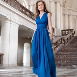 Isabel de Bélgica con un vestido azul en las escaleras de Laeken