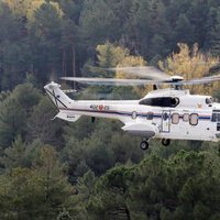 El helicóptero que traslada el cuerpo de Franco del Valle de los Caídos al cementerio de Mingorrubio