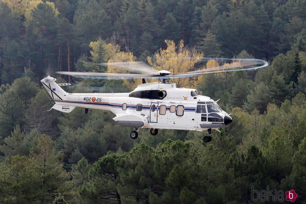 El helicóptero que traslada el cuerpo de Franco del Valle de los Caídos al cementerio de Mingorrubio