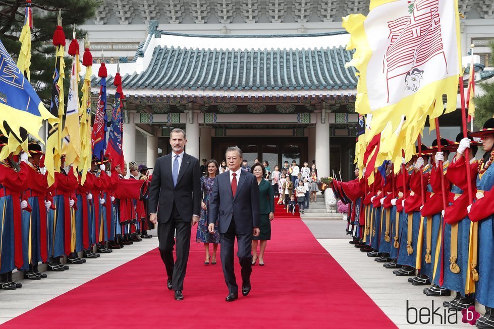Los Reyes Felipe y Letizia, recibidos por el Presidente y la Primera Dama de Corea del Sur al comienzo de su Visita de Estado a Corea