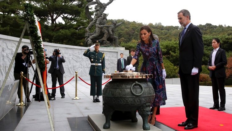 Los Reyes Felipe y Letizia realizan una ofrenda floral en su Visita de Estado a Corea
