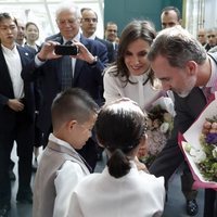 Los Reyes Felipe y Letizia, muy cariñosos con unos niños en su Visita de Estado a Corea del Sur