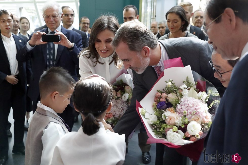 Los Reyes Felipe y Letizia, muy cariñosos con unos niños en su Visita de Estado a Corea del Sur