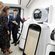 Los Reyes Felipe y Letizia viendo robots en el LG Sciencepark en su Visita de Estado en Corea del Sur