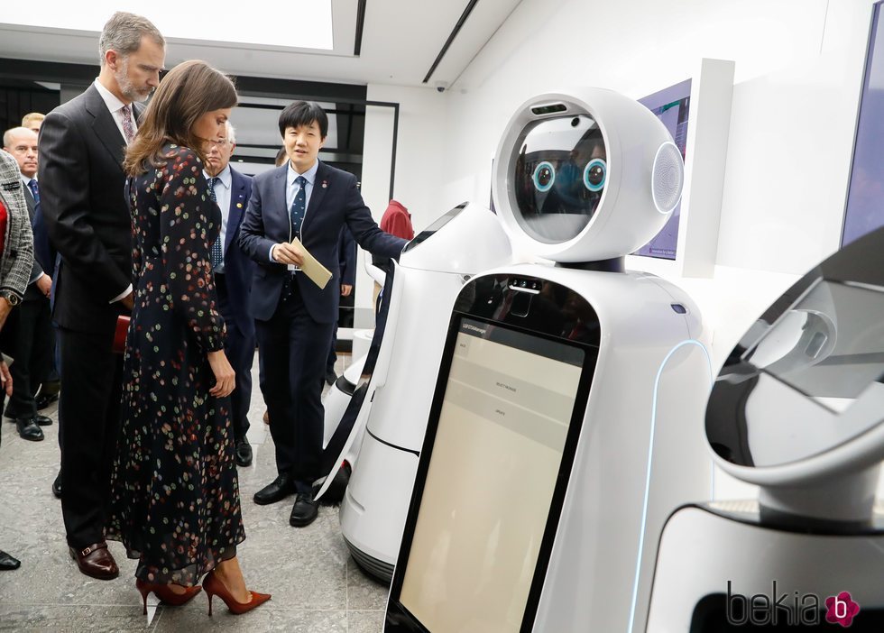 Los Reyes Felipe y Letizia viendo robots en el LG Sciencepark en su Visita de Estado en Corea del Sur