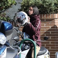 Victoria Federica poniéndose el casco de su moto