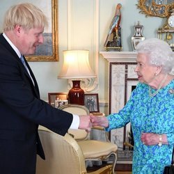 La Reina Isabel con Boris Johnson en Buckingham Palace