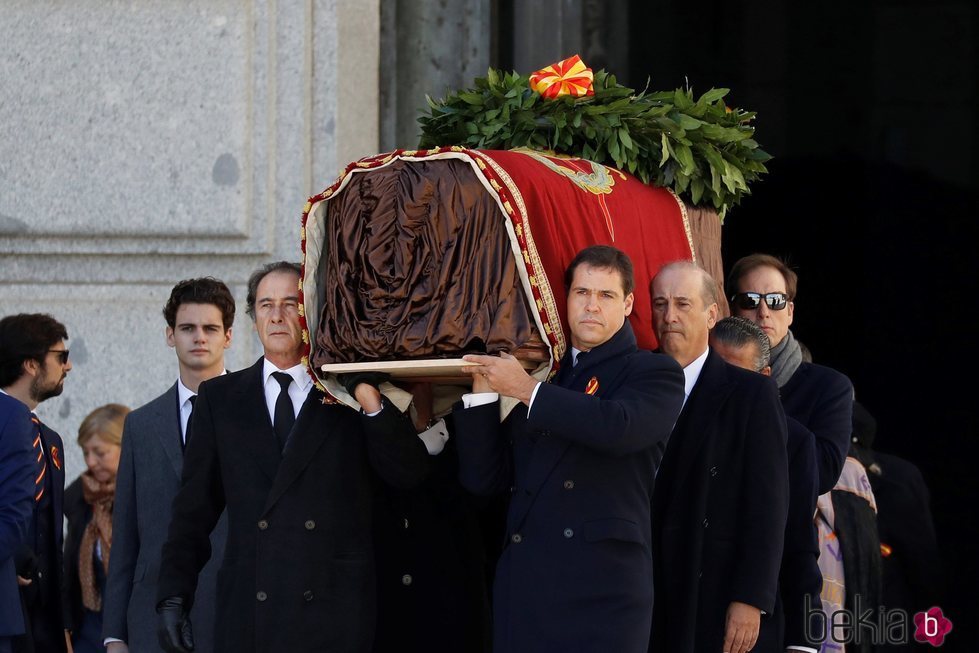 Luis Alfonso de Borbón, Francis Franco y Cristóbal Martínez-Bordiú sacan a hombros el ataúd de Franco del Valle de los Caídos