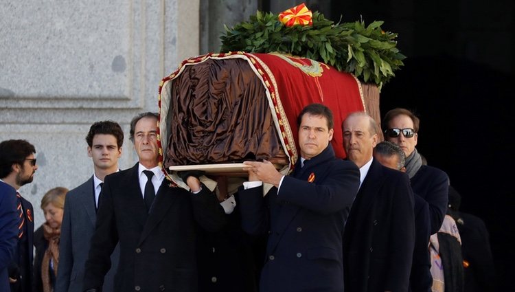 Luis Alfonso de Borbón, Francis Franco y Cristóbal Martínez-Bordiú sacan a hombros el ataúd de Franco del Valle de los Caídos