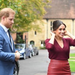El Príncipe Harry y Meghan Markle llegando a una mesa redonda sobre igualdad de género de the Queen's Commonwealth Trust