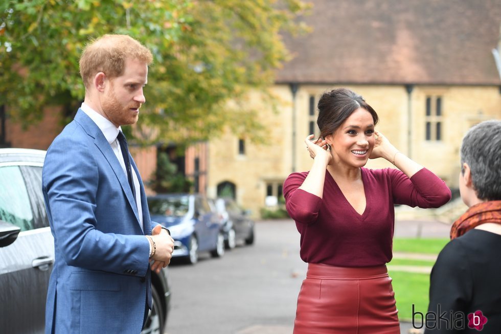 El Príncipe Harry y Meghan Markle llegando a una mesa redonda sobre igualdad de género de the Queen's Commonwealth Trust