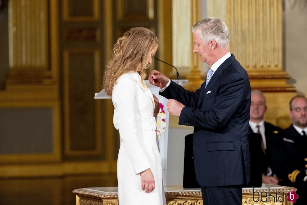 Felipe de Bélgica impone a Isabel de Bélgica la insignia de la Orden de Leopoldo en su 18 cumpleaños