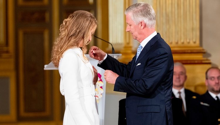 Felipe de Bélgica impone a Isabel de Bélgica la insignia de la Orden de Leopoldo en su 18 cumpleaños
