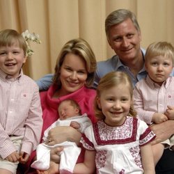 Felipe y Matilde de Bélgica con sus hijos Isabel, Gabriel, Emmanuel y Leonor cuando eran pequeños