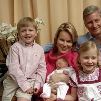 Felipe y Matilde de Bélgica con sus hijos Isabel, Gabriel, Emmanuel y Leonor cuando eran pequeños