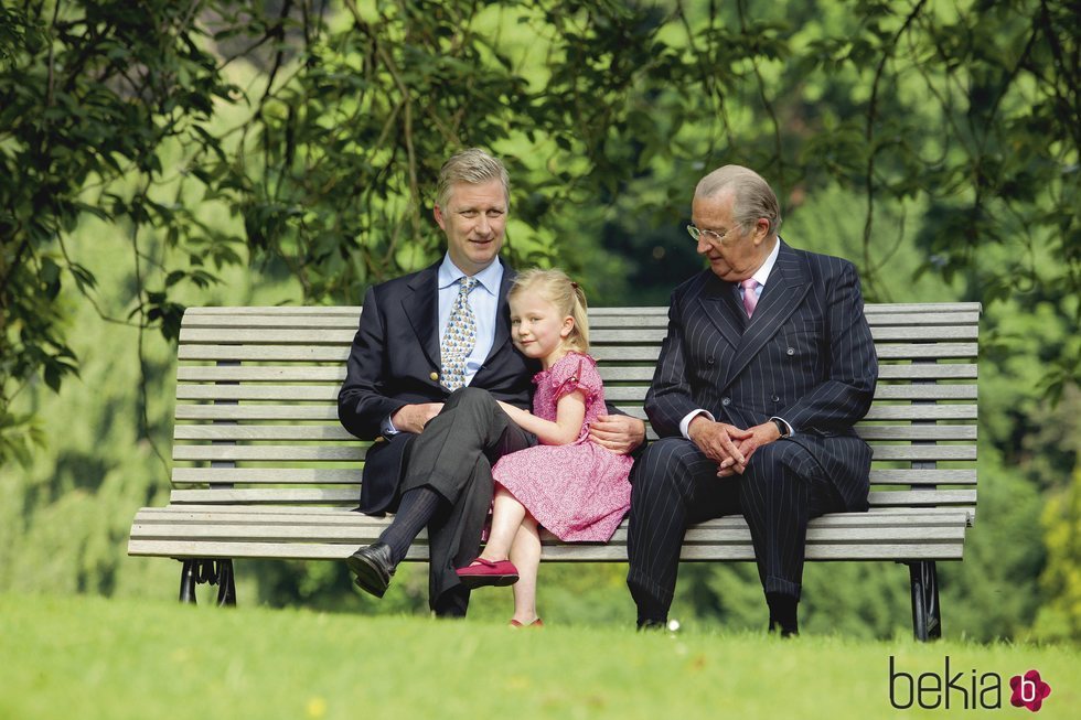Alberto de Bélgica con su hijo Felipe de Bélgica y su nieta Isabel de Bélgica cuando era pequeña
