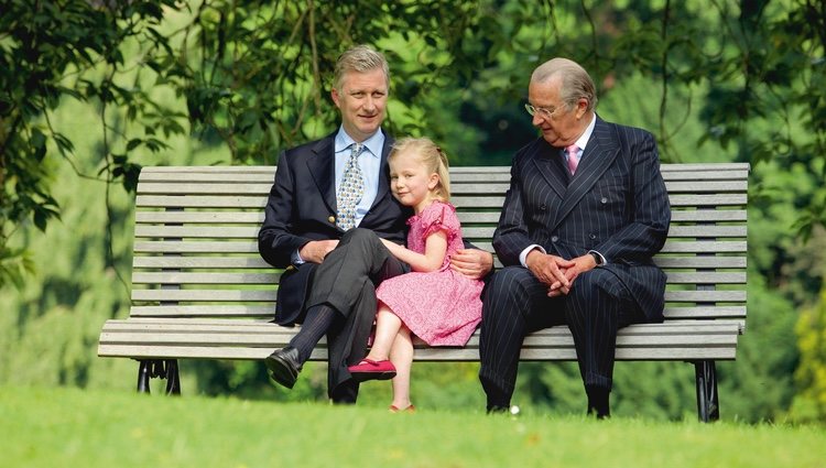 Alberto de Bélgica con su hijo Felipe de Bélgica y su nieta Isabel de Bélgica cuando era pequeña