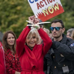 Jane Fonda mostrando cómo es detenida por su protesta contra el cambio climático