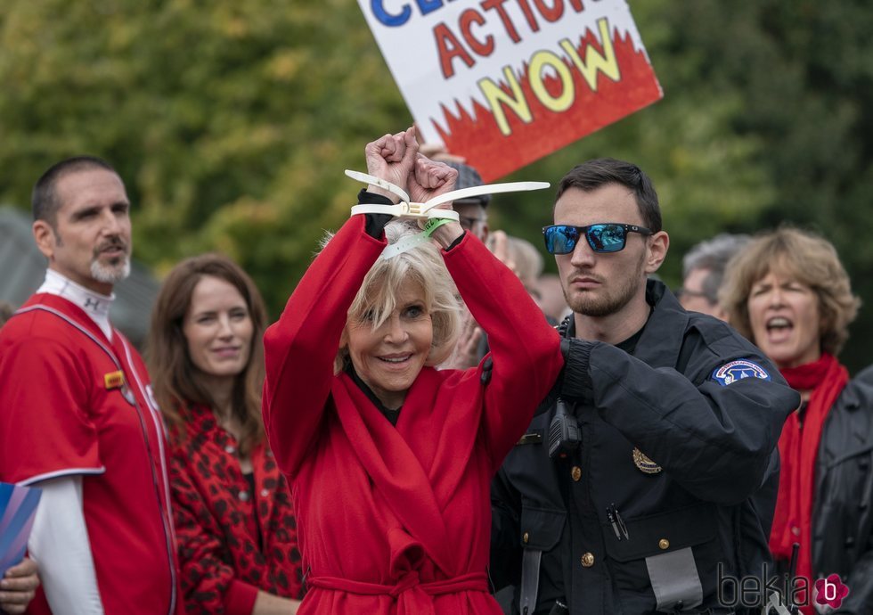 Jane Fonda mostrando cómo es detenida por su protesta contra el cambio climático