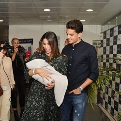 Melissa Jiménez y Marc Bartra presentan a su tercer hijo