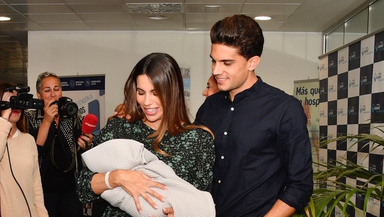 Melissa Jiménez y Marc Bartra presentan a su tercer hijo