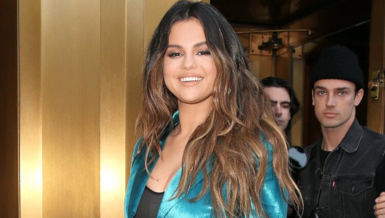Selena Gomez con traje turquesa en Nueva York