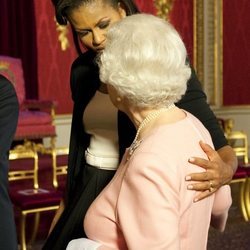 Michelle Obama abraza a la Reina Isabel