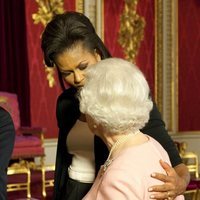 Michelle Obama abraza a la Reina Isabel