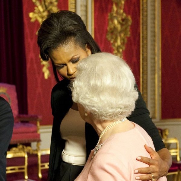 Michelle Obama abraza a la Reina Isabel - La Familia Real Británica en