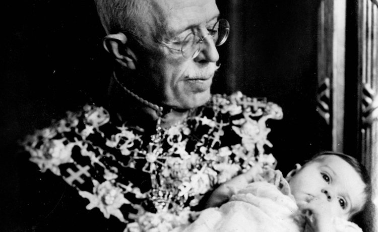 El Rey Gustavo V de Suecia posa con Margarita de Suecia en brazos