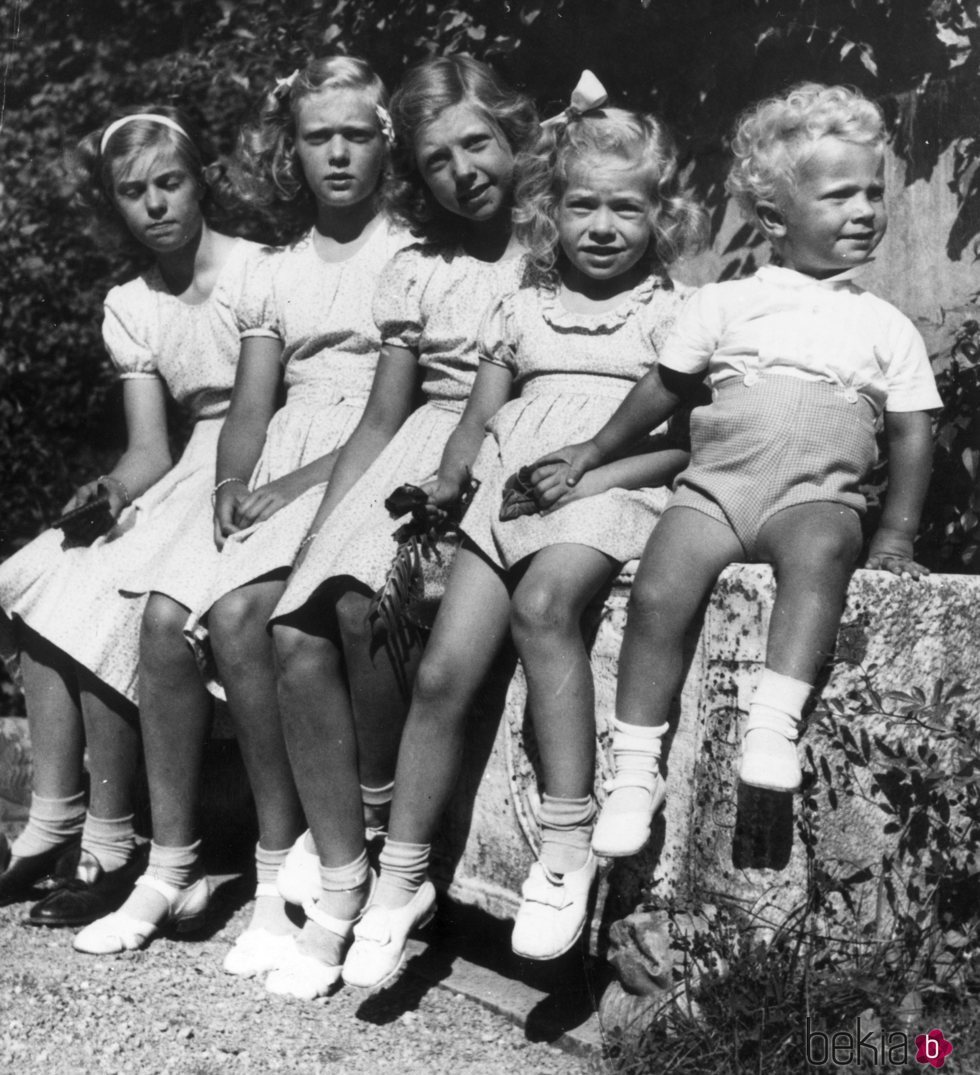 Carlos Gustavo de Suecia cuando era niño junto a sus hermanas