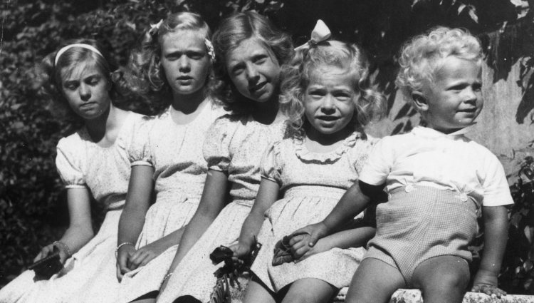 Carlos Gustavo de Suecia cuando era niño junto a sus hermanas