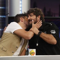Pablo López y Antonio Orozco se dan un beso en 'El Hormiguero'