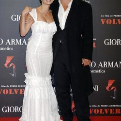 Penélope Cruz y Matthew McConaughey en la premiere de la película 'Volver'
