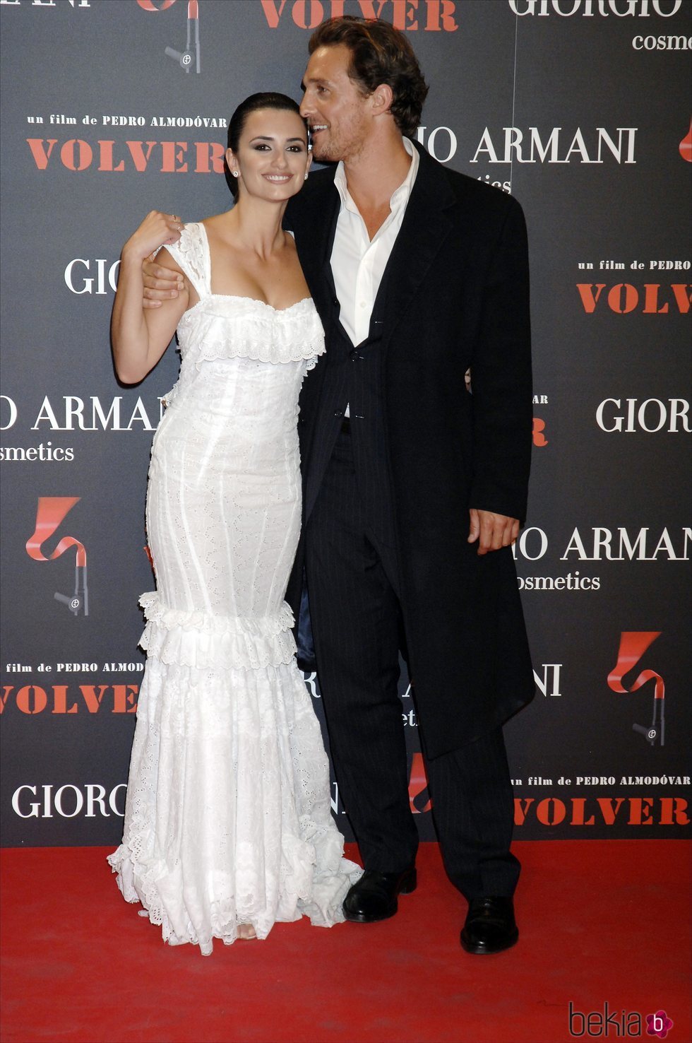 Penélope Cruz y Matthew McConaughey en la premiere de la película 'Volver'