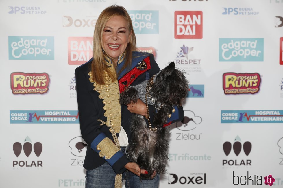 Ana Obregón con su mascota en el evento de su hijo PETrificante