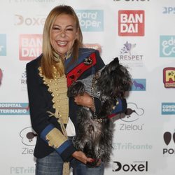 Ana Obregón con su mascota en el evento de su hijo PETrificante