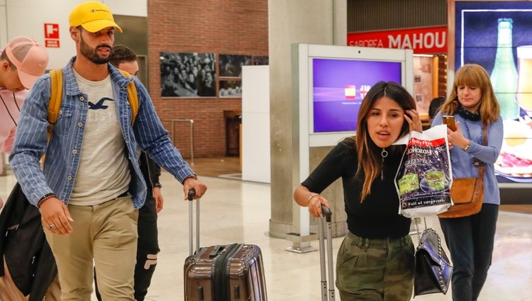 Asraf Beno y Chabelita Pantoja en el aeropuerto de Madrid tras regresar de Dubai