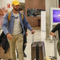 Asraf Beno y Chabelita Pantoja en el aeropuerto de Madrid tras regresar de Dubai