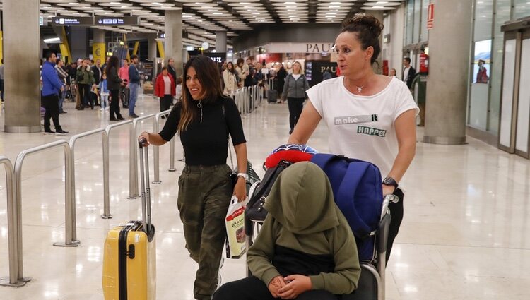 Chabelita Pantoja con Dulce llegando a España desde Dubai