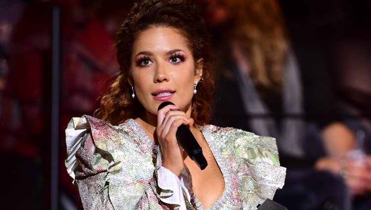 Halsey recogiendo uno premio en los MTV EMAs 2019