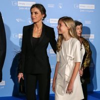 La Reina Letizia, muy atenta con la Infanta Sofía en los Premios Princesa de Girona 2019