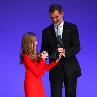 El Rey Felipe pasa a la Princesa Leonor un trofeo de los Premios Fundación Princesa de Girona 2019