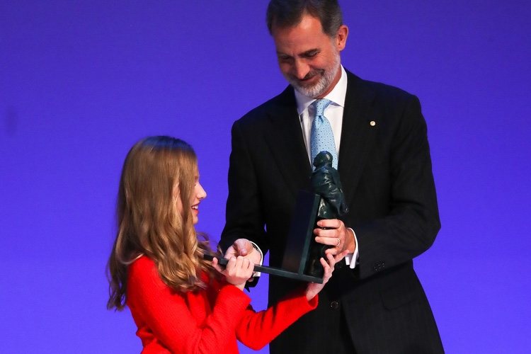 El Rey Felipe pasa a la Princesa Leonor un trofeo de los Premios Fundación Princesa de Girona 2019
