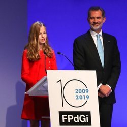 El Rey Felipe mira orgulloso a la Princesa Leonor mientras pronuncia su primer discurso en los Premios Princesa de Girona 2019