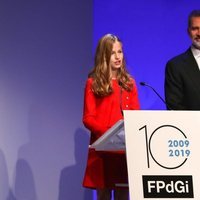 El Rey Felipe mira orgulloso a la Princesa Leonor mientras pronuncia su primer discurso en los Premios Princesa de Girona 2019