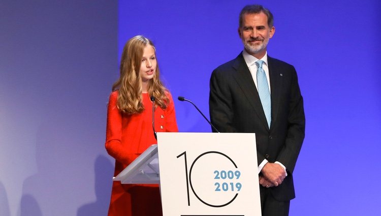 El Rey Felipe mira orgulloso a la Princesa Leonor mientras pronuncia su primer discurso en los Premios Princesa de Girona 2019