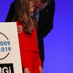 El Rey Felipe besa a la Princesa Leonor tras su discurso en los Premios Princesa de Girona 2019