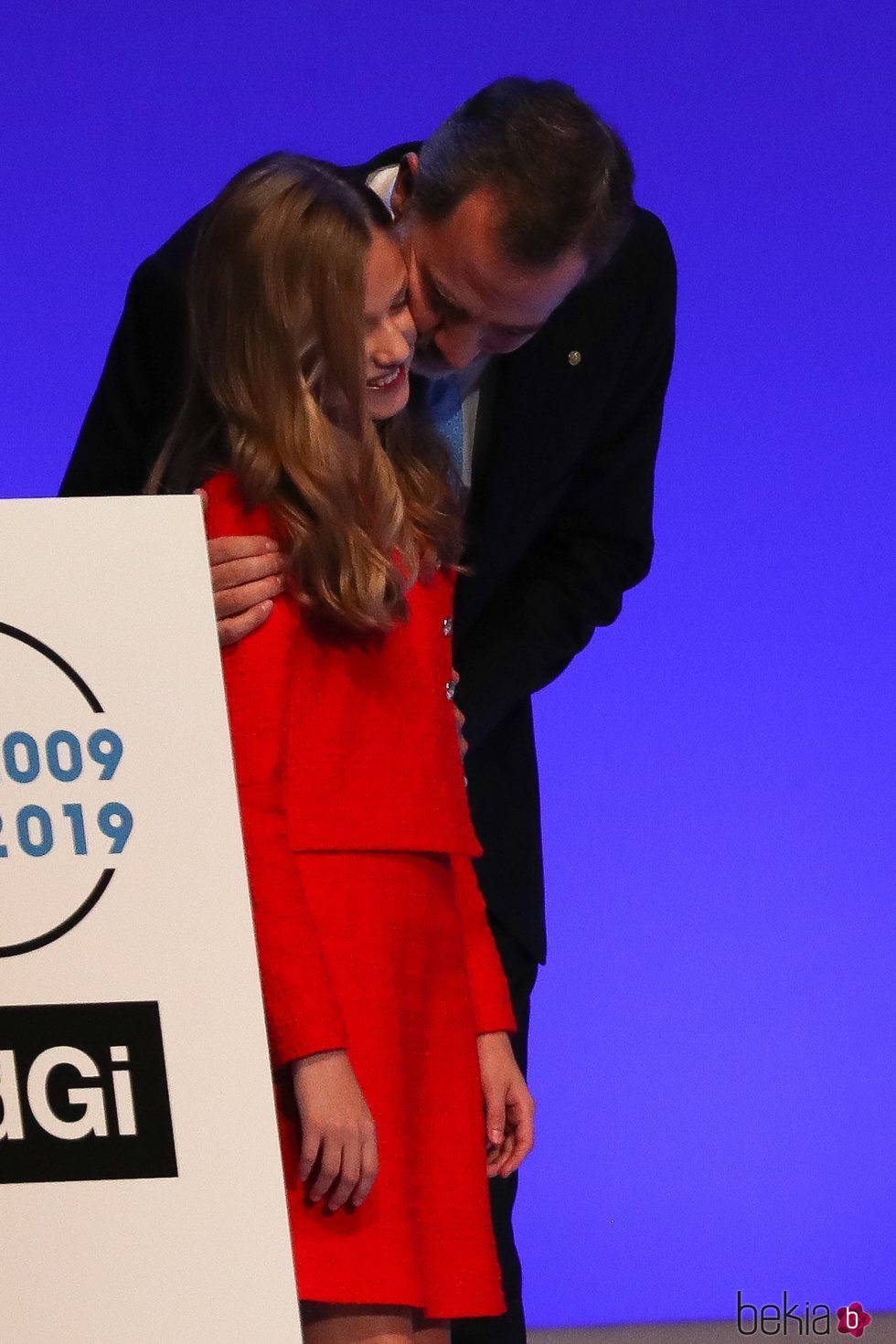El Rey Felipe besa a la Princesa Leonor tras su discurso en los Premios Princesa de Girona 2019